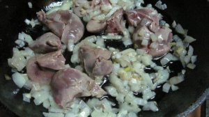 Салат из куриной печени с апельсином и рукколой