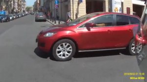 От гибели мотоциклиста спас опыт вождения - девушка на Mazda решила проскочить. ВИДЕО