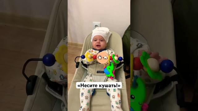 Ребенок играет в шезлонге #двойня #новорожденный #двойняшки