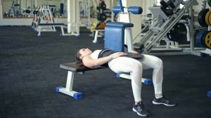 Ягодичный мостик лежа на скамье.