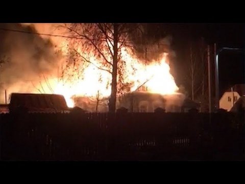 Кинулся в пекло: мужчина вынес мальчика из горящего дома в Ярославской области