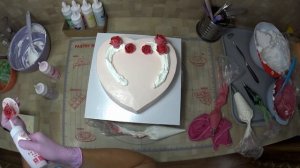 Торт "Сердце". Выравниваю кремом-чиз и декорирую розами