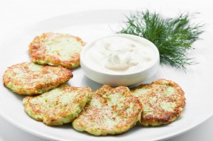 Как приготовить оладьи из кабачков с яблоками. Невероятно вкусно,просто и бюджетно..mp4