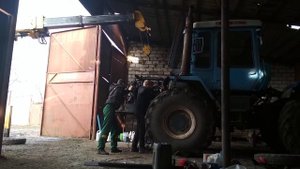 Славик и Димон снимают двигатель с ХТЗ. Замена двигателя на ХТЗ #2