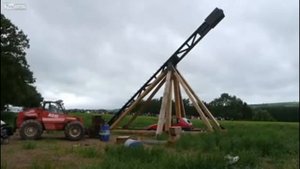 Большие требушеты, в конце метание автомобиля :)