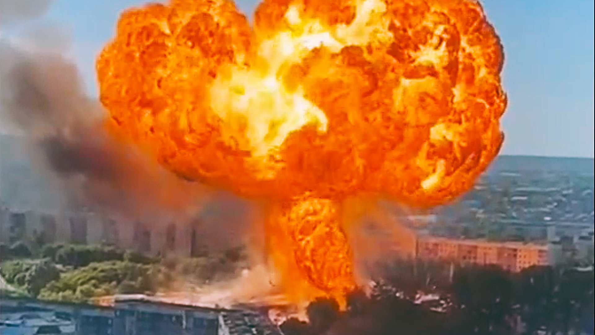 Самый опасный взрыв. Взрыв АЗС В Новосибирске 14. Взрыв АЗС В Новосибирске 14 06 2021. Взрыв в Новосибирске 14-06-2021. Взрыв на заправке в Новосибирске 14.06.2021.