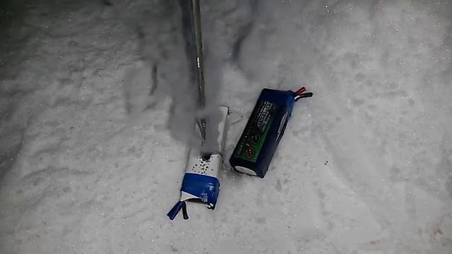 Что будет, если проткнуть ножом LiPo аккумулятор? смотреть онлайн