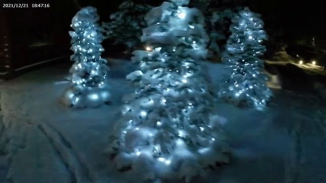 как правильно украшать елочки, как украсить нарядить елку сосну. крепим гирлянду к елке дереву смотреть онлайн