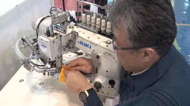JUKI MF-3620L100B 4-игольная 6-ниточная плоскошовная машина (флэтлок) с рукавной платформой