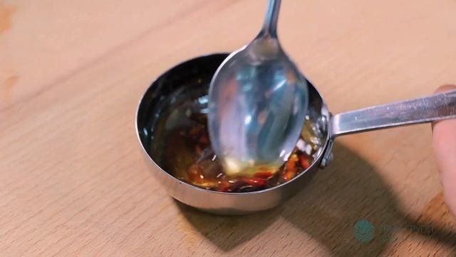 Лосось обжаренный в кунжуте с овощами, с кунжутным маслом и маслом черного тмина.