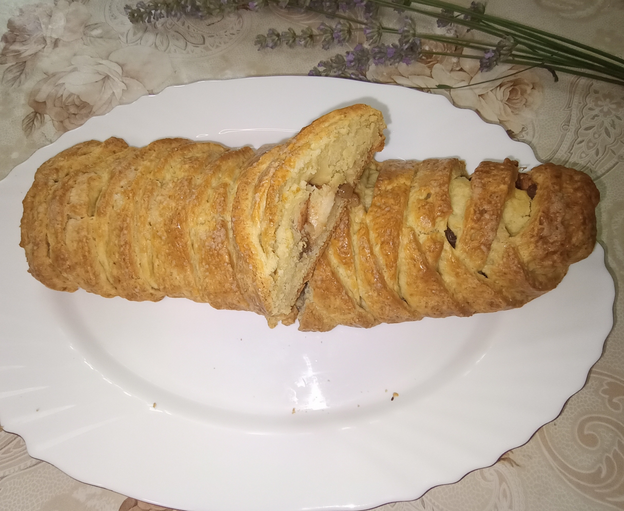 Яблочный пирог с корицей на песочном тесте.