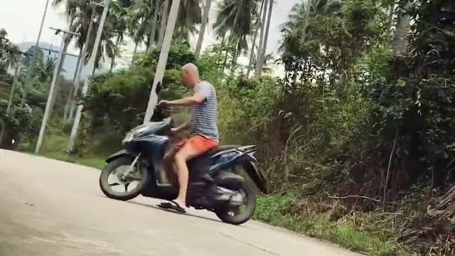 Человек без страха. Так на мотоцикле может ездить только он. Таиланд. Самуи смотреть онлайн