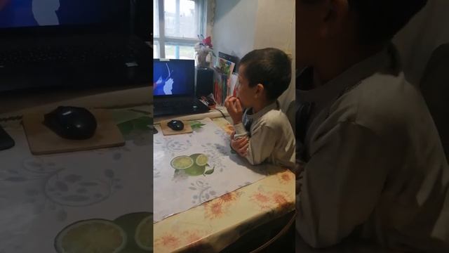 Сынок, ребята смотрят сказку, а мы с папой в комнате продолжаем наводить марофет. смотреть онлайн