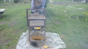 Отжим пчелиного воска методом пресования.