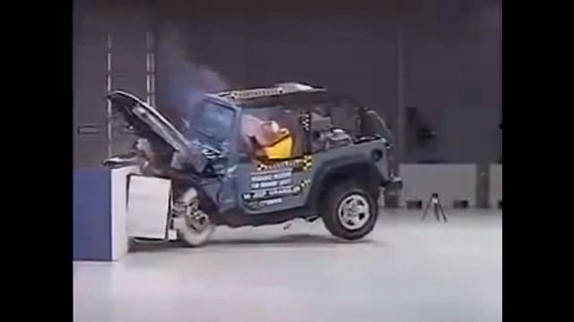 Crash test Renault Laguna 100km/h + Jeep Wrangler смотреть онлайн