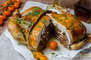 Праздник начинается с курицы.
ЗАПЕЧЁННАЯ КУРИЦА, ФАРШИРОВАННАЯ ПЕЧЕНЬЮ