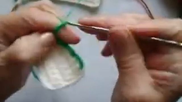 Вязание крючком: двухцветная перекрученная кайма смотреть онлайн