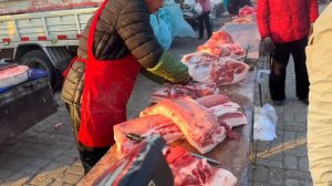 老孟賣豬肉也太猛了,給表嫂直接乾了200塊大肥肉,都給她忽悠懵圈了!【老孟立福vlog】