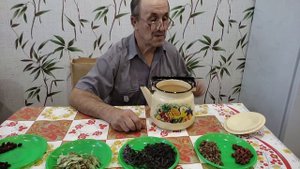 Домашнее видео. Печем тортик пьем вкусный чай.
