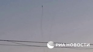 Исполнение истребителем фигуры высшего пилотажа попало в объективы во время шествия в Ереване