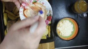 Запеченные свиные стейки с картошкой в духовке