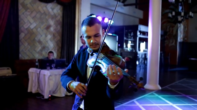 Ирха Денис; скрипач на праздник; заказать музыкантов; услуги скрипача; струнный квартет Киев