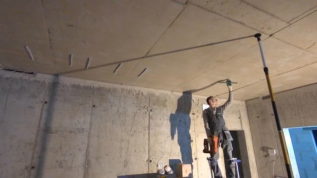 Монтаж трассы для кабеля в гофротрубе на потолке. Клипсы в связке на необходимое количество модулей смотреть онлайн