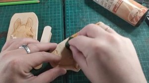 Работа с кожей. Как красить тиснение антиком. Схема показ