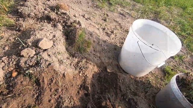 Перекапываю землю, убираю траву, сорняки смотреть онлайн