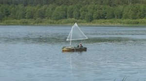 Надувная лодка под парусом (версия 1)