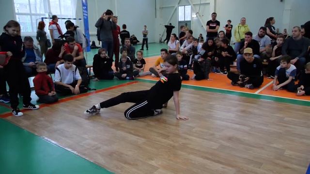 отбор bgirls Александра vs Виктория vs ?? - брейкданс чемпионат г.Королев смотреть онлайн