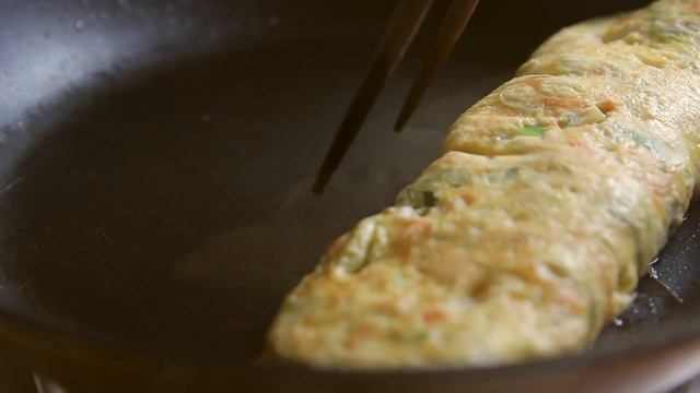 [SUB] 두툼한 계란말이 : How to make Egg rolls : tamagoyaki : 꿀키 смотреть онлайн