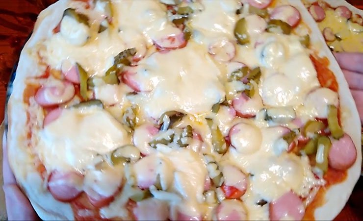 Пицца с сосисками и с солеными огурцами.mp4