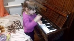 Аринка Учит Как Играть  На Пианино! Arina shows how to play the piano!