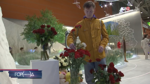 Люди несут цветы к стенду Белгородской области на выставке "Россия" / Город новостей на ТВЦ