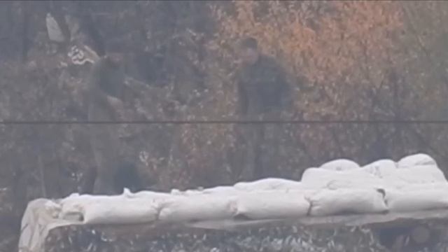Украинский военный показал неприличный жест в нашу сторону!!!
Ответка не заставила себя долго ждать