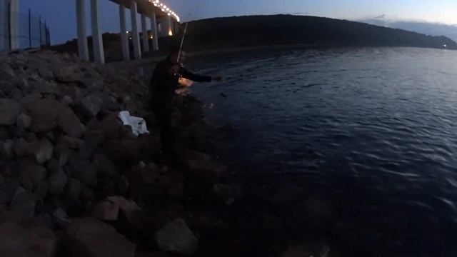 Ловля окуня(мебару) во Владивостоке. Рыбалка под мостом. Ловля на джиговую снасть! Русский остров.