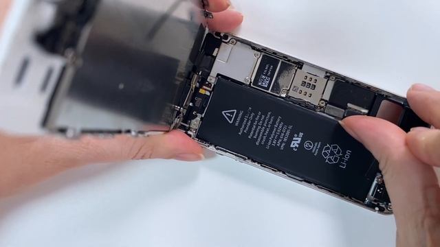 Как поменять старую батарею (аккумулятор) на iphone 5, 5s, 5 SE? | Разбор телефона от QueenSoft смотреть онлайн