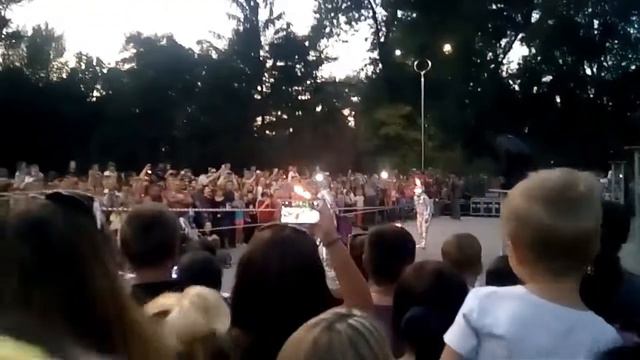 16.09.17 ЖАРЯТ под музыку В парке Каменское смотреть онлайн