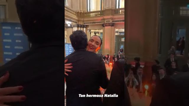 Natalia Oreiro saludando al elenco de "Santa Evita" en la Avant Première en el Teatro Colón