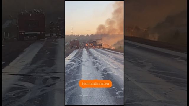 На трассе под Тугулымом столкнулись три грузовика, взорвалась одна из "Газелей"