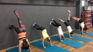 Как научиться делать стойку на руках. Подводящий элемент к стойке на руках. Дети 5-8 лет