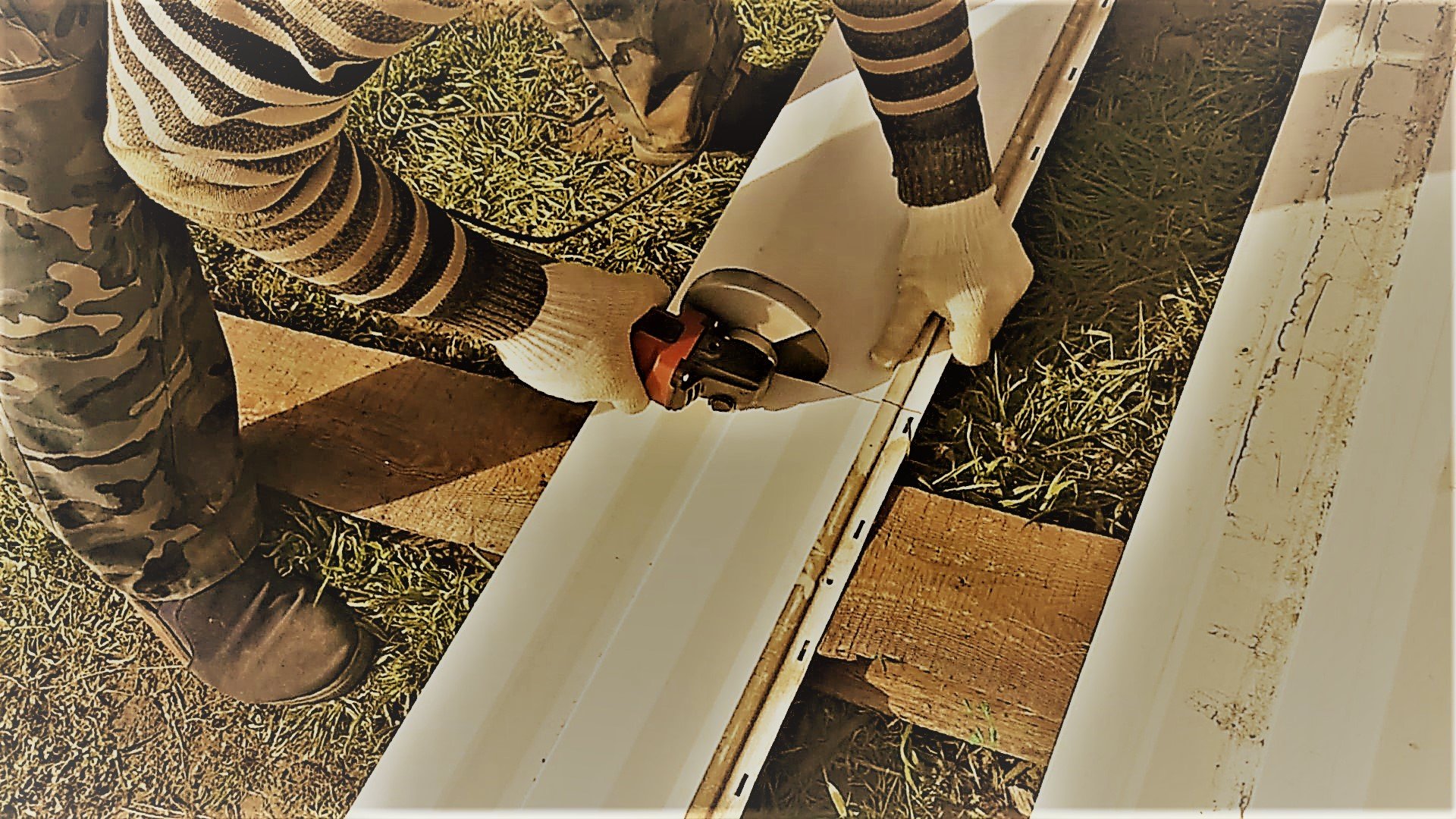 Забор на участке своими руками/Нарезаем сайдинг смотреть онлайн