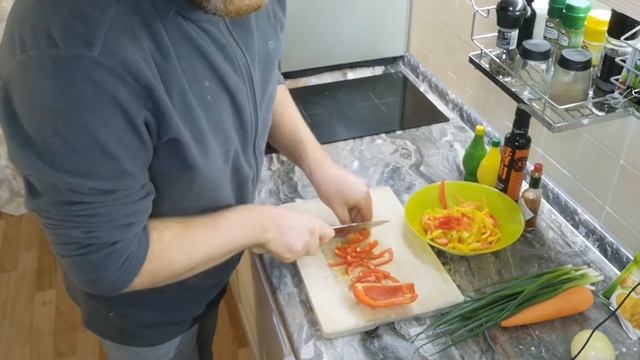 Фунчоза с морепродуктами. Могу и в газ дать.