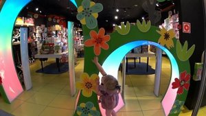 Прогулка по торговому центру OZ mall Краснодар! Гуляем,развлекаемся,играем,качаемся на качелях.