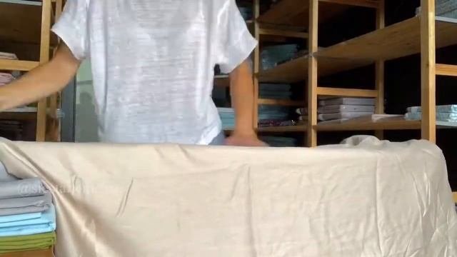 Как сложить простынь на резинке