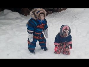 Обезьянки на прогулке/ Федя, не ешь снег (макака Федор и капуцин Ульяна)