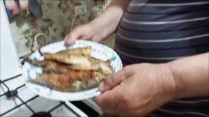 Муж жарит рыбу