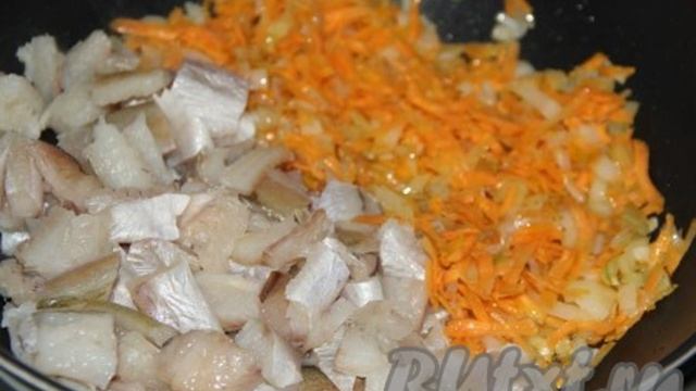 Минтай с рисом на сковороде