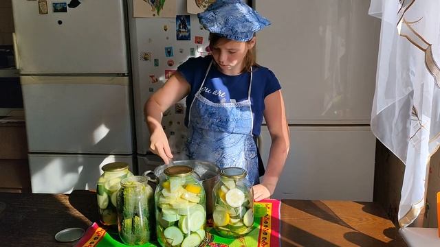 Консервируем огурцы и кабачки. Простой рецепт, справятся даже дети. смотреть онлайн